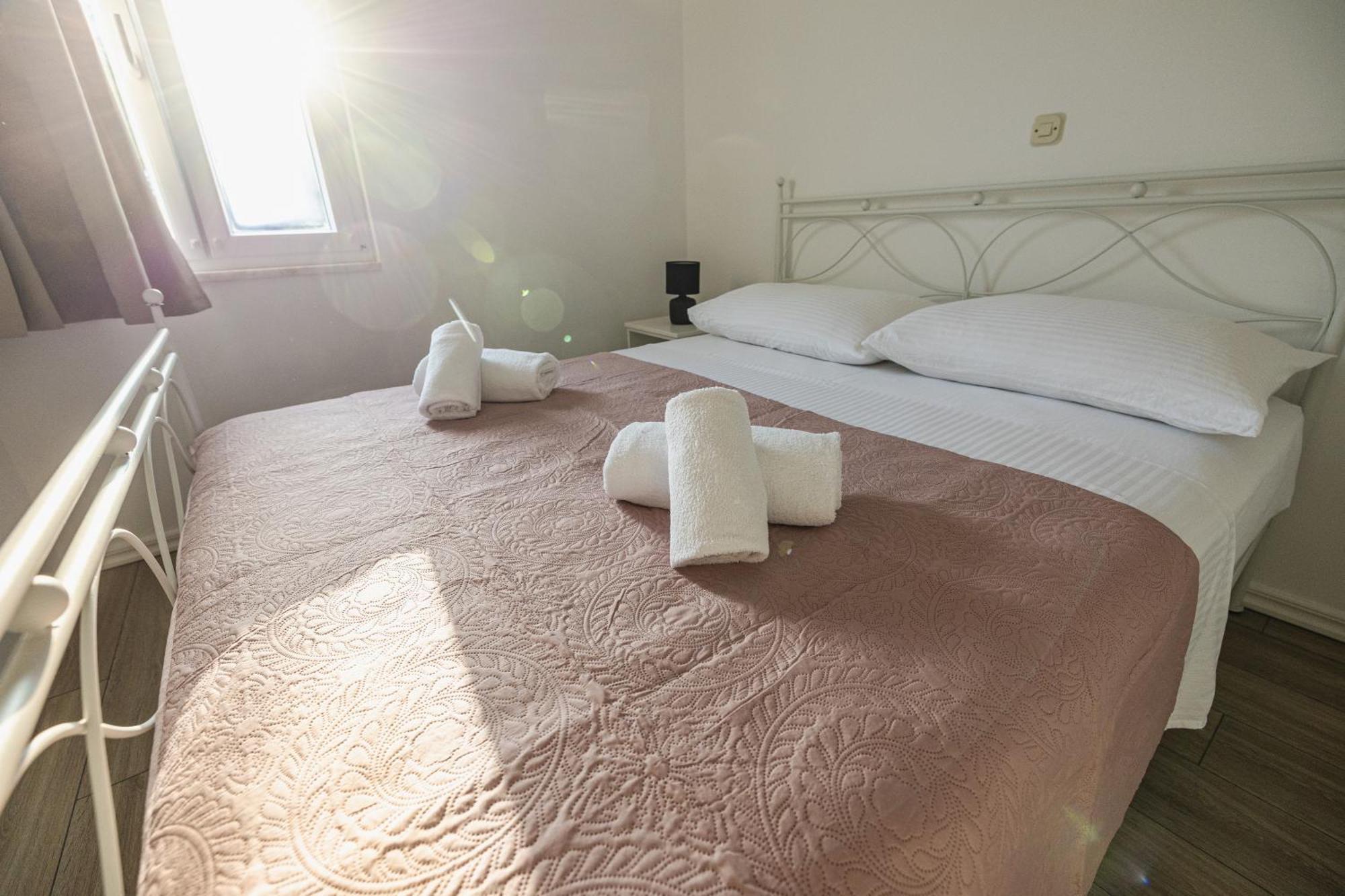 Bruno'S Poolside Apartments - Near Beach Trogir Bagian luar foto