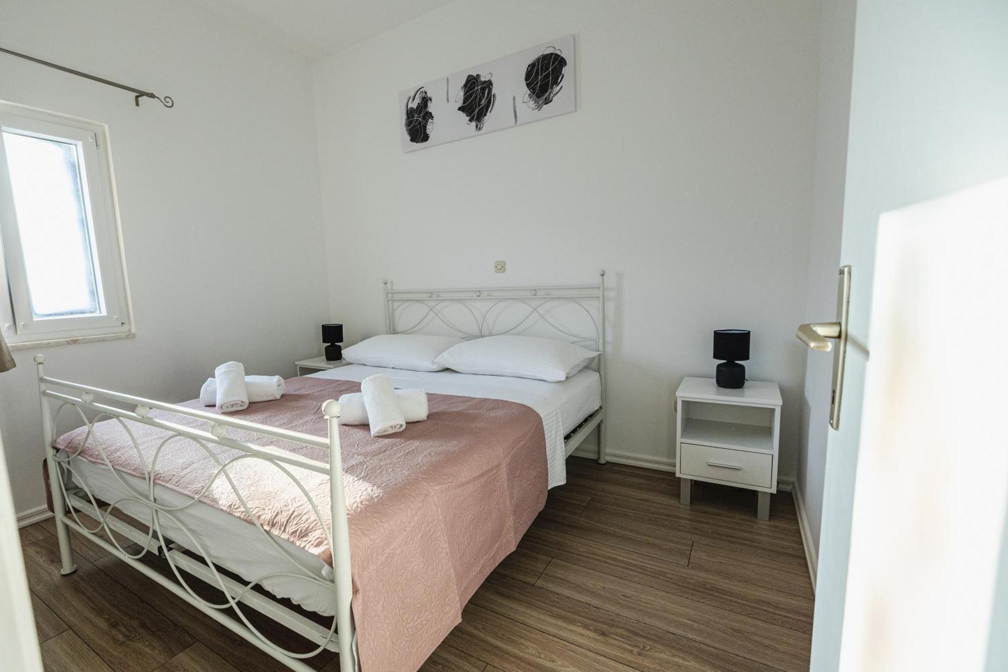 Bruno'S Poolside Apartments - Near Beach Trogir Bagian luar foto